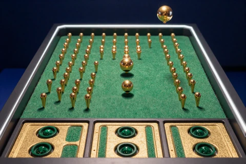 Plinko 1000 Spielbrett mit goldener Kugel und Multiplikator Slots in Smaragd und Gold