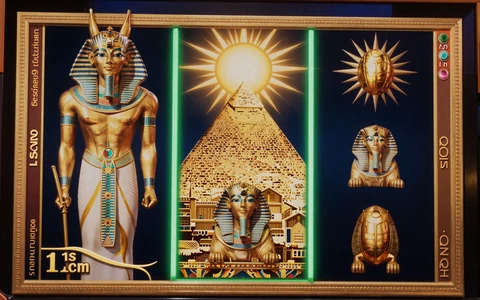 Sun of Egypt 3 Slot Artwork mit Pyramide und Sonnengott Ra