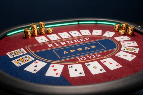 Baccarat Pro Tisch mit Punto Banco Layout und goldenen Highroller Chips